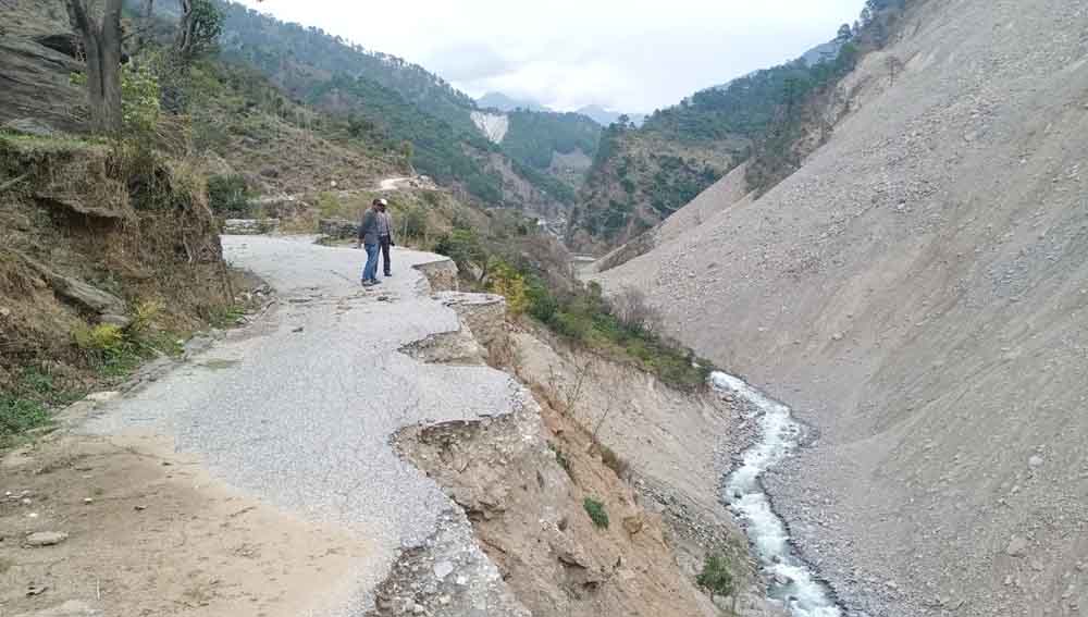 साँफे मार्तडी सडकको अम्कोट क्षेत्र पहिरोको उच्च जोखिममा