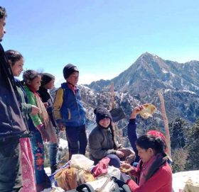 घर फर्कन लागेका विद्यार्थीलाई पालिकाको सहयोग