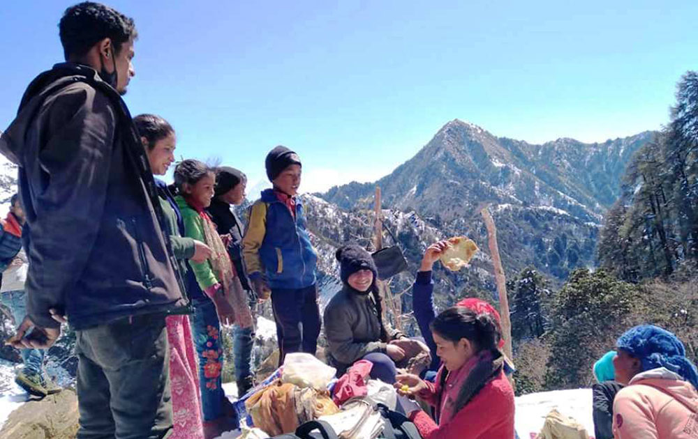 घर फर्कन लागेका विद्यार्थीलाई पालिकाको सहयोग