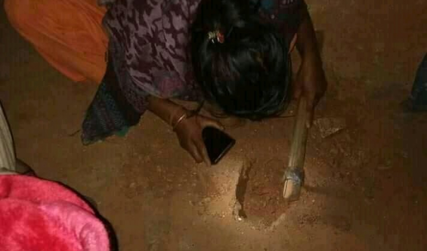 कोरोनाबारे भ्रम फैलाउन मध्यरातमा घरकाे मुल ढाेकामा तिलक (कालाे पदार्थ) अायाे भन्ने भ्रमको पछि नलाग्न प्रहरीको आग्रह