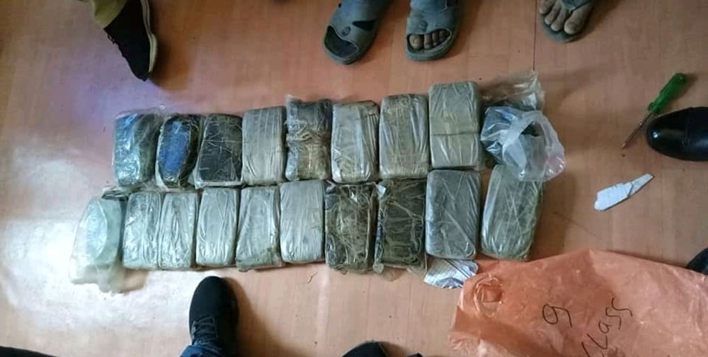 चरेससहित ३ जना पक्राउ