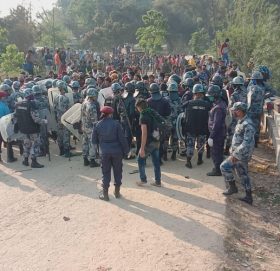 कोरोना परीक्षण विना त्रिनगर–गौरीफन्टा नाकाबाट मध्यरातमा पनि घर फर्किनेको लर्को