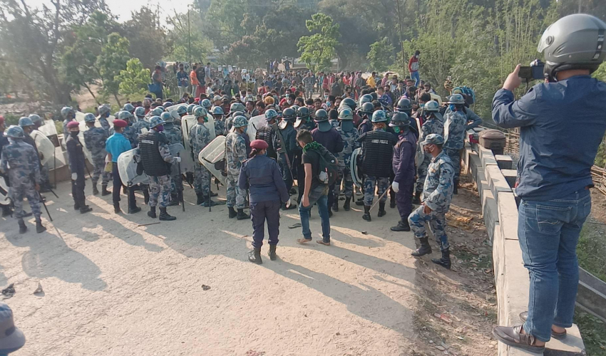 कोरोना परीक्षण विना त्रिनगर–गौरीफन्टा नाकाबाट मध्यरातमा पनि घर फर्किनेको लर्को