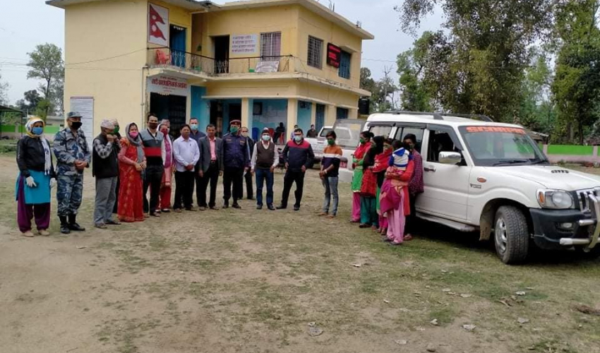 कञ्चनपुरमा कोरोना लागेको भन्दै छोरीको घरबाट आमा र दाजुभाउजु लखेटिएपछि …..