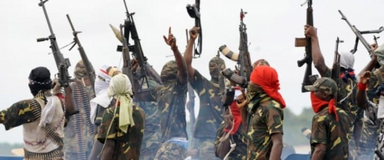 लुटेराले लिए ५० को ज्यान