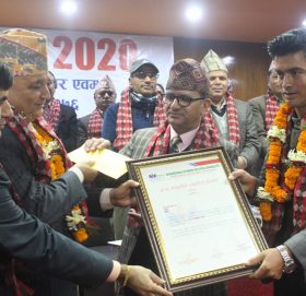 ‘इञ्जा सामुदायिक पत्रकारिता पुरस्कार’पाउने सिंहले व्लड क्यान्सर पीडित पत्रकार पौडेलको उपचारमा आर्थीक सहयोग