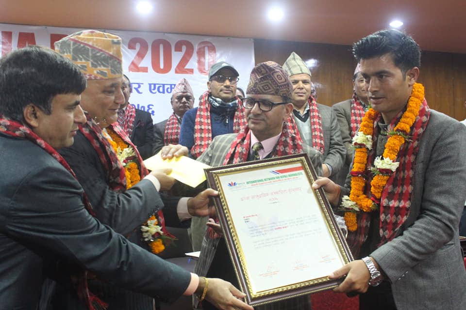 ‘इञ्जा सामुदायिक पत्रकारिता पुरस्कार’पाउने सिंहले व्लड क्यान्सर पीडित पत्रकार पौडेलको उपचारमा आर्थीक सहयोग