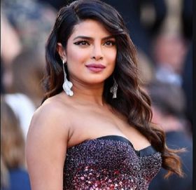 कोरोना संक्रमित गायिका कनिका कपुरमाथि खनिए अशोक