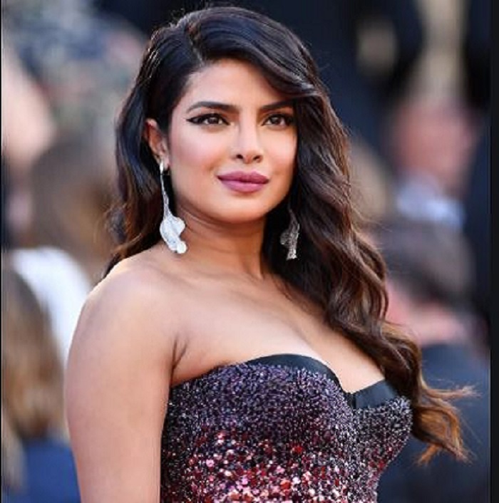 कोरोना संक्रमित गायिका कनिका कपुरमाथि खनिए अशोक