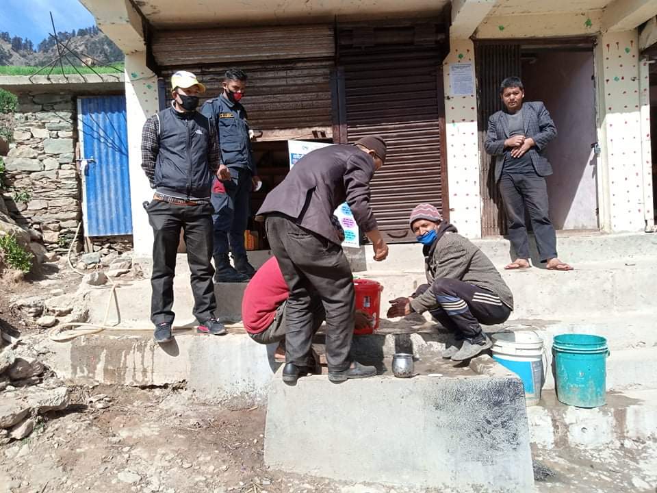 वडा अध्यक्षको माईकिङ : कोही पनि घर बाहिर ननिस्कनस् भिडियाे सहित