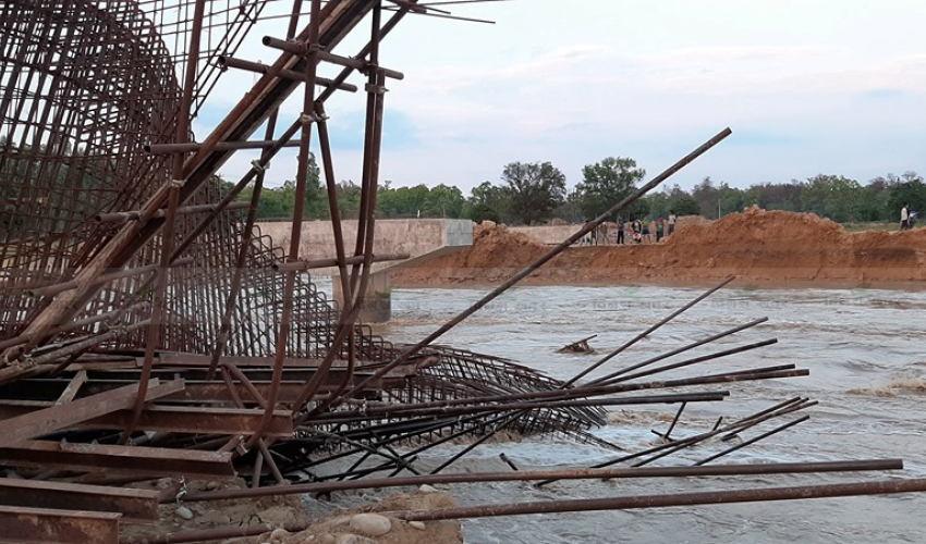 कैलाली र कञ्चनपुरका नदीमा बाढी, एक जना वेपत्ता, निर्माणाधिन पुल भत्कियो