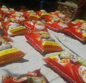 समाजसेवी  जैशीले अमेरीकाबाट गाउँमा दिए खाद्न्न