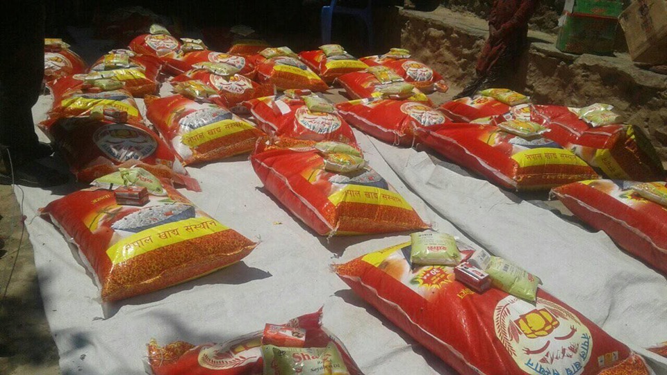 समाजसेवी  जैशीले अमेरीकाबाट गाउँमा दिए खाद्न्न