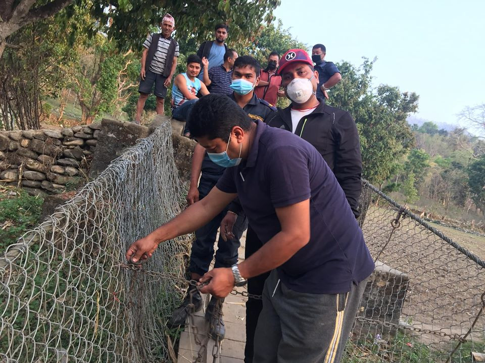प्रहरीको हातमा चाबी दिएर गाउँका झोलुंगे पुलमा ताला