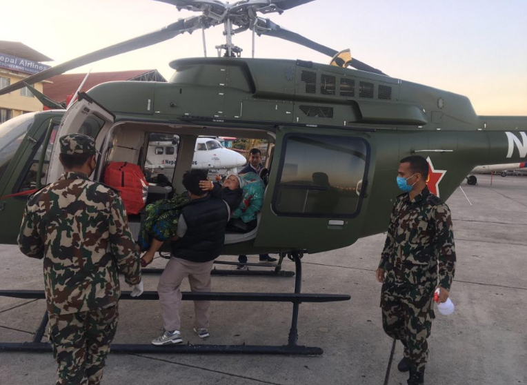सेनाको हेलिकप्टरमार्फत गर्भवती महिलाको उद्दार