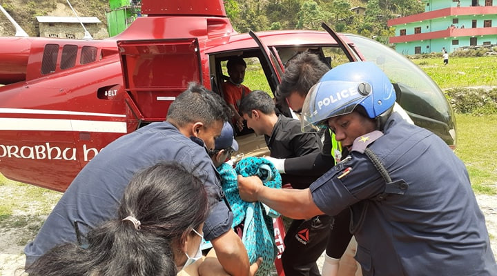 हेलिकप्टरले लगायो तीन घन्टा, अस्पताल पुर्याउँदा गर्भवती मृत अबस्थामा