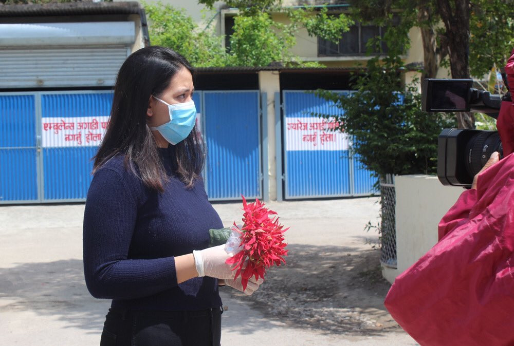 फ्रान्सबाट आएकी कोरोना संक्रमित युवती २७ दिनपछि घर फर्किइन्