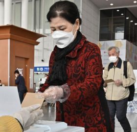 कोरोनाको कहरबीच दक्षिण कोरियामा चुनाव, यसरी हुँदैछ मतदान