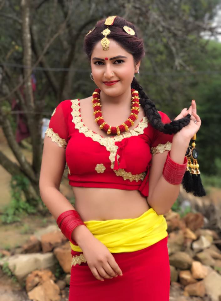 ‘फेक एकाउन्ट’ले वर्षा हैरान, कानुनी उपचार खोज्ने