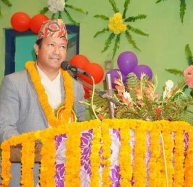 कैलालीमा अध्यायन गर्ने बाजुरा लगायत पहाडी जिल्लाका बिद्यार्थीलाइ मन्त्री शाहद्धारा राहत बितरण