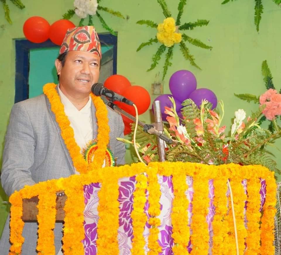 कैलालीमा अध्यायन गर्ने बाजुरा लगायत पहाडी जिल्लाका बिद्यार्थीलाइ मन्त्री शाहद्धारा राहत बितरण