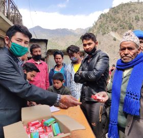नेपाली काग्रेस नेता  बोगटीले १ सय परिवारलाई साबुन बितरण
