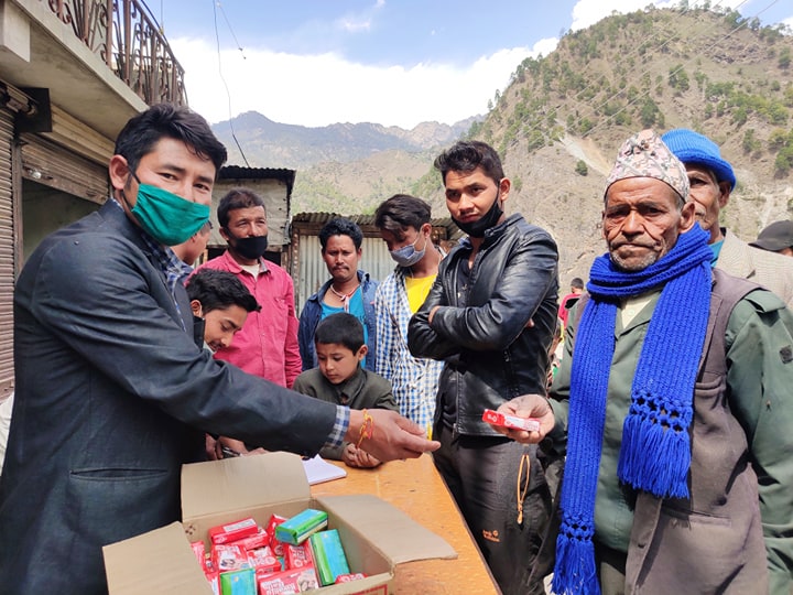 नेपाली काग्रेस नेता  बोगटीले १ सय परिवारलाई साबुन बितरण