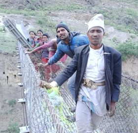 कोरोनाको त्रास : स्वामिकार्तीक र जगन्राथकाे गाउँ जाने कर्णाली पुलमा तारबार