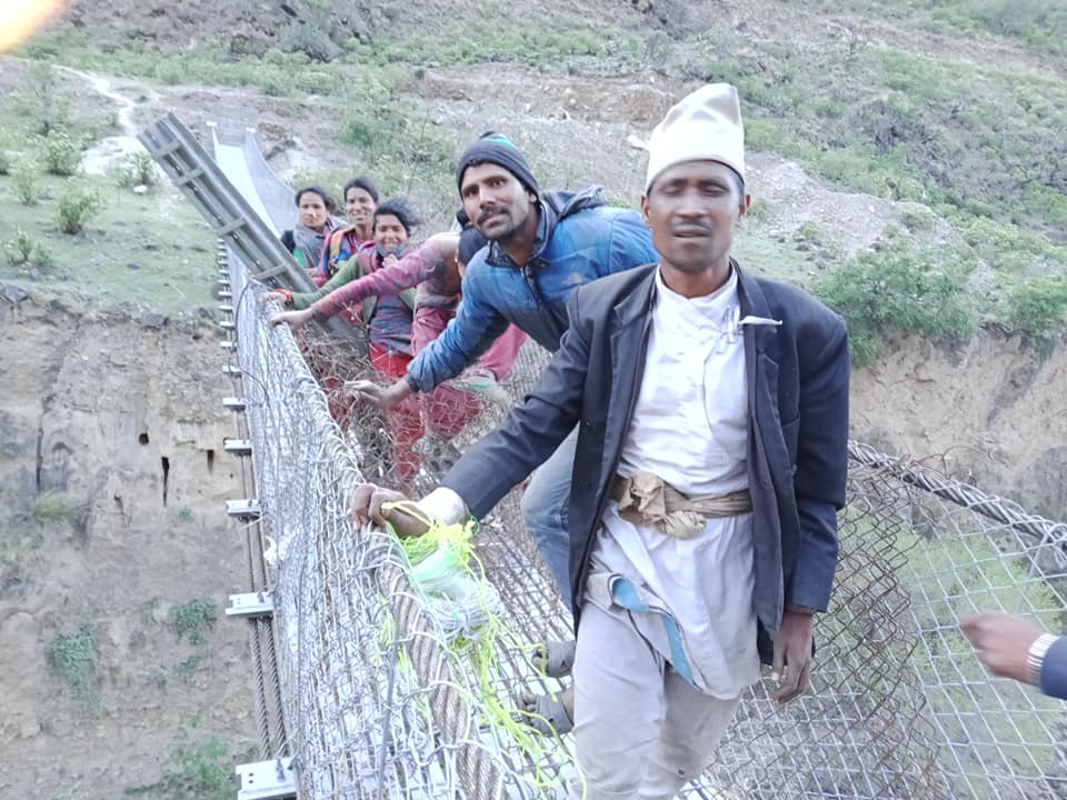 कोरोनाको त्रास : स्वामिकार्तीक र जगन्राथकाे गाउँ जाने कर्णाली पुलमा तारबार