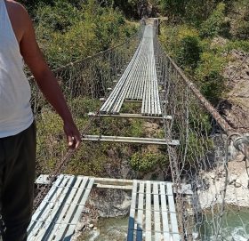 आवतजावत बन्द गर्न अछाम र बाजुरा जोड्ने झुलङ्गे पुल भत्काइयो