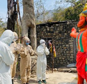 कैलालीका स्वास्थ्यर्मी कोरोनासँग लड्ने शक्ति माग्न मन्दिर पुगे