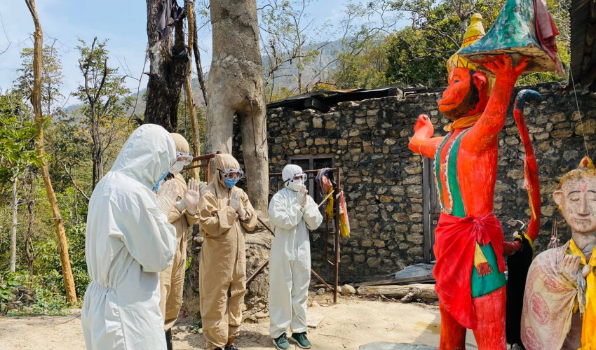 कैलालीका स्वास्थ्यर्मी कोरोनासँग लड्ने शक्ति माग्न मन्दिर पुगे