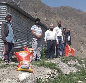 नेकपा बुढिनन्दा नगरकमिटिले थिपुचौरका हलिया परिवारलाई खाद्यन्न सहयोग ।