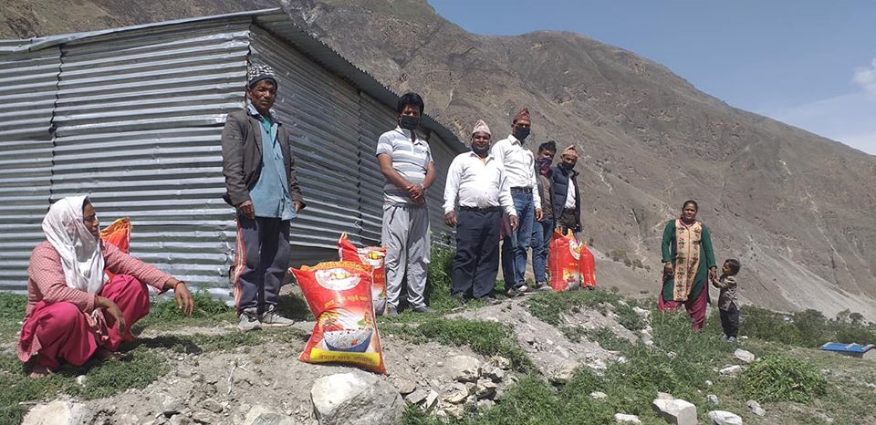 नेकपा बुढिनन्दा नगरकमिटिले थिपुचौरका हलिया परिवारलाई खाद्यन्न सहयोग ।