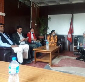 सांसद थापा स्वास्थ्य साम्रागि पठाउन पहल गर्दै