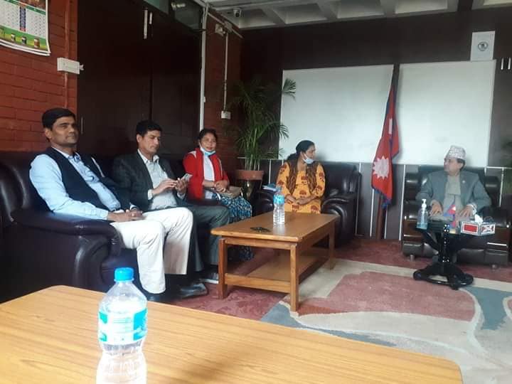 सांसद थापा स्वास्थ्य साम्रागि पठाउन पहल गर्दै