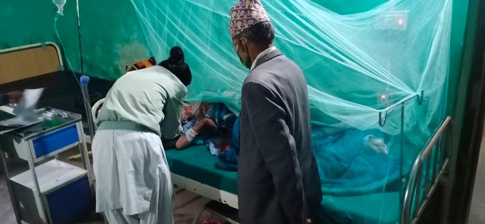 बाजुरामा आगोले जलेकि मुश्लिम महिला उपचार अभाबमा अस्पतालमा तड्पदै