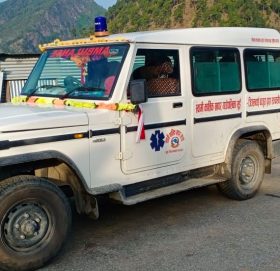 स्वामिकार्तिक गाँउपालिकाको एम्बुलेन्सले लकडाउनमा यात्रु ओसारदै