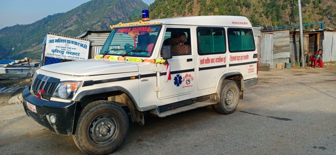 स्वामिकार्तिक गाँउपालिकाको एम्बुलेन्सले लकडाउनमा यात्रु ओसारदै