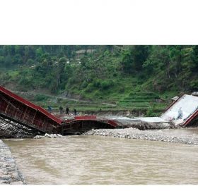 बढीघाट खोलाको पुल दोस्रोपटक पनि बन्दाबन्दै भत्कियो