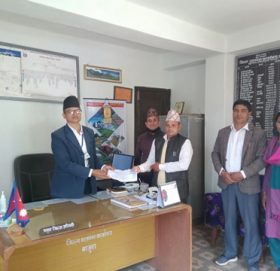 निजामती कर्मचारी संगठन बाजुराद्धारा कोरोना नियन्त्रण कोषलाइ सहयोग