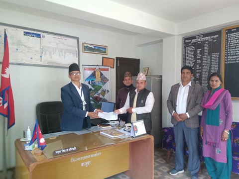 निजामती कर्मचारी संगठन बाजुराद्धारा कोरोना नियन्त्रण कोषलाइ सहयोग