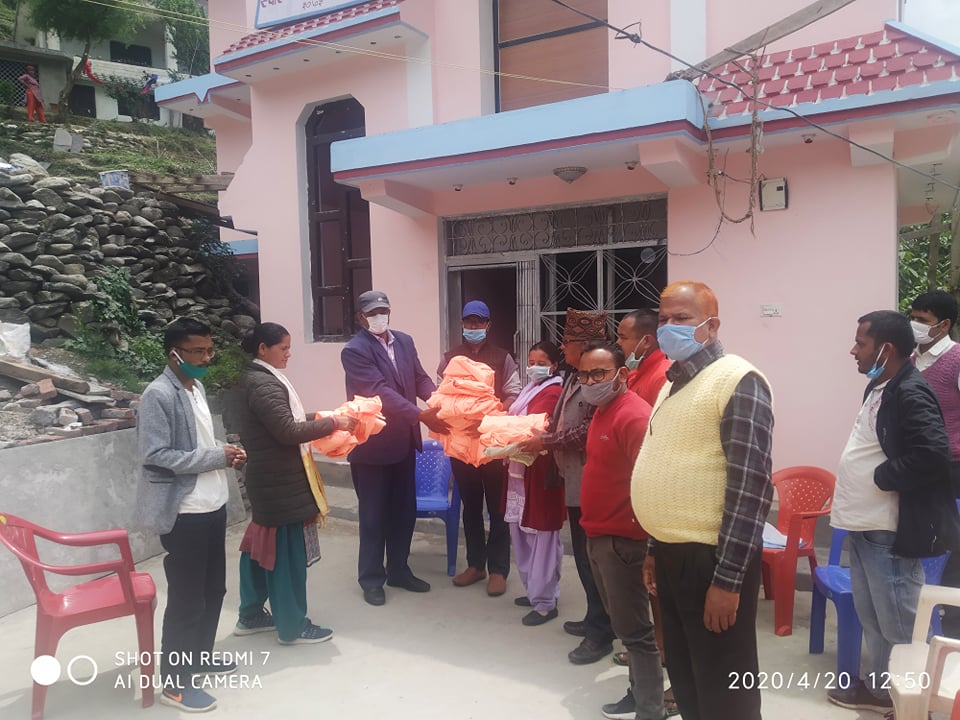 नेपाली काँग्रेस बाजुराले गर्याे संकटकाे समयमा सहयाेग ।