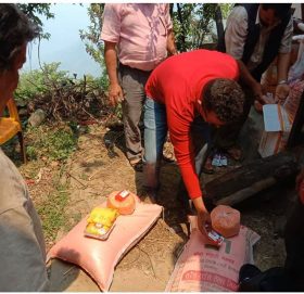 दुःखी पीडितलाइ अहाेरात्र खटिएर राहत बितरण गर्दै समाजसेवी  थापा