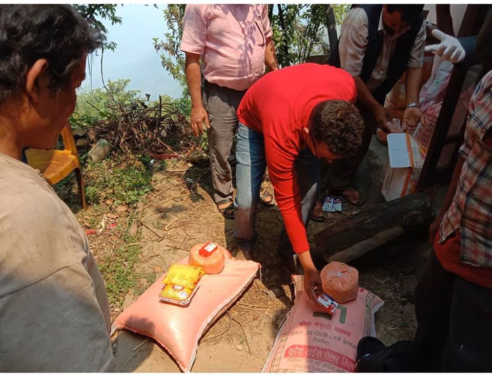 दुःखी पीडितलाइ अहाेरात्र खटिएर राहत बितरण गर्दै समाजसेवी  थापा