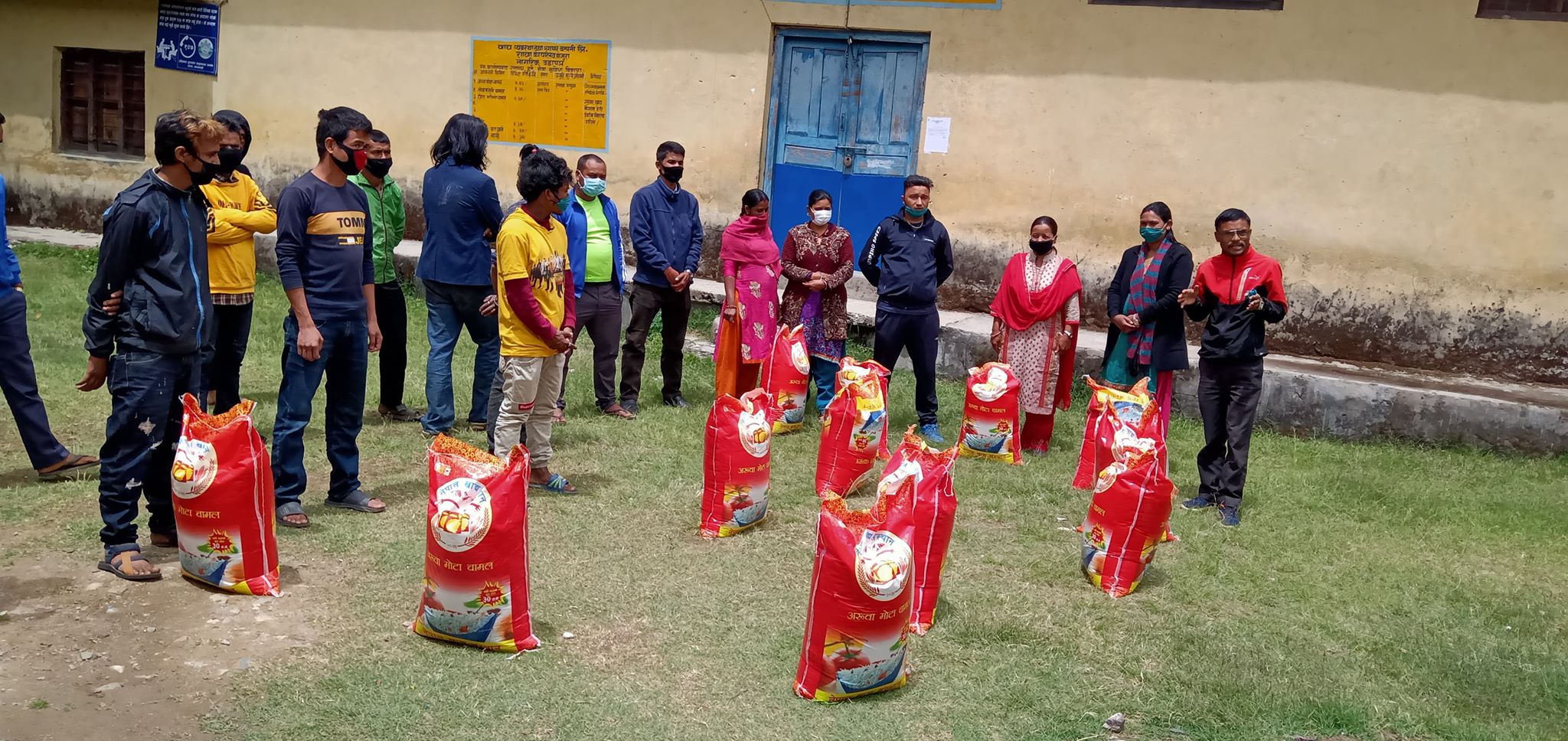 नेबिसघं बाजुराले स्थापना दिवसको अवसरमा राहत बितरण