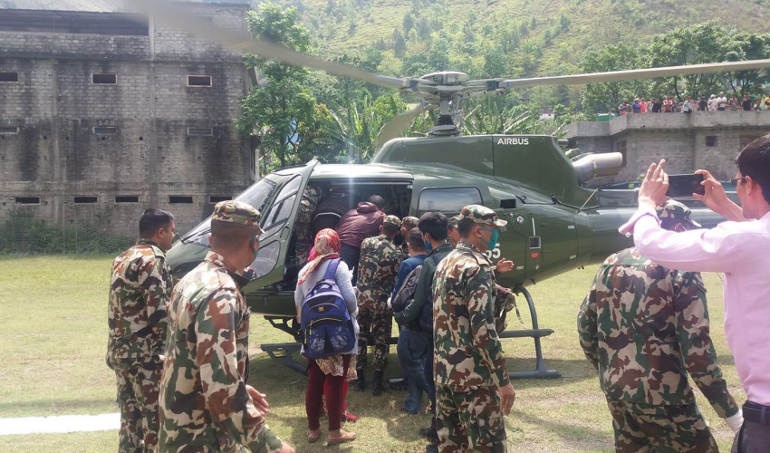 महाकाली नदीबाट उद्धार गरिएकी महिलालाई हेलिकोप्टरबाट नेपालगञ्ज लगियो