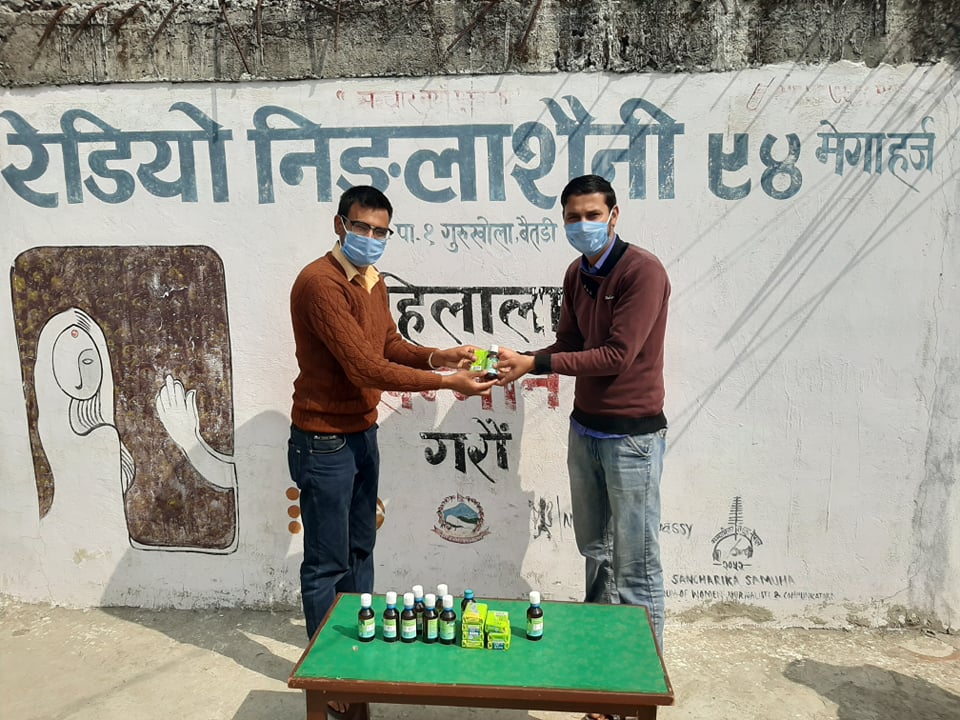 प्रेस संगठन बैतडीले  ५० जना सञ्चारकर्मीलाई स्यानेटाइजर र साबुन बितरण