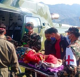 रुखबाट लडेर मेरुदण्ड भाच्चिएकि महिलाको हेलिकप्टर मार्फत काठमाडौ उद्धार