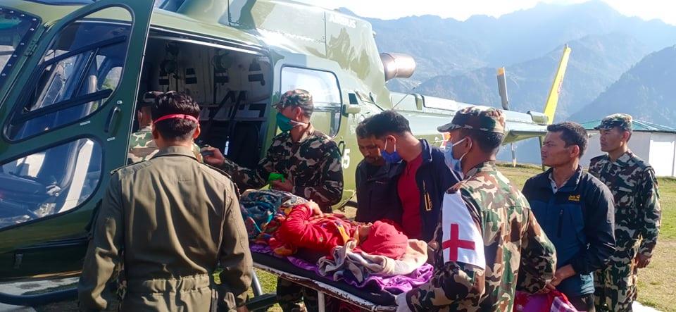 रुखबाट लडेर मेरुदण्ड भाच्चिएकि महिलाको हेलिकप्टर मार्फत काठमाडौ उद्धार